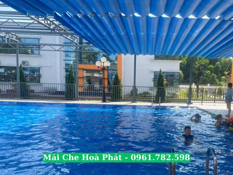 Mái bạt xếp che bể bơi