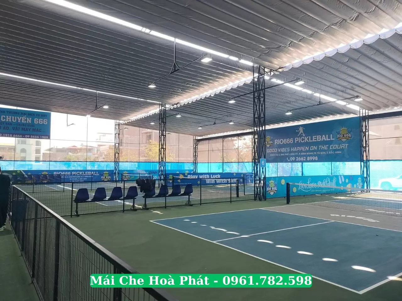 Hệ mái bạt sân pickleball khi kéo ra 