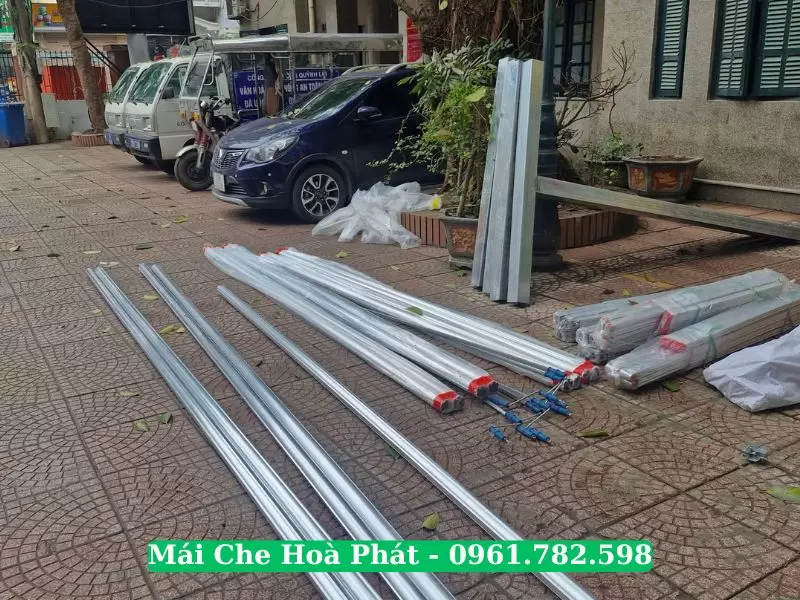 Hoà Phát lắp đặt mái hiên tại công trình