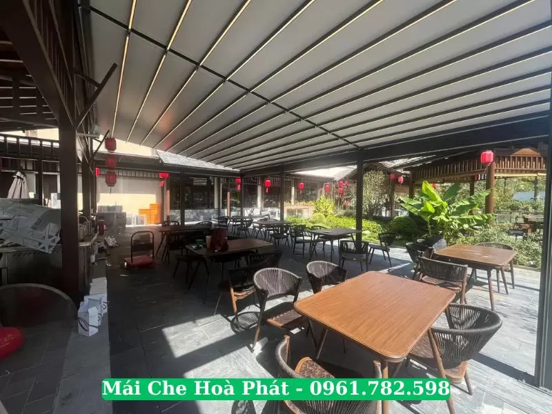 Mái xếp khung nhôm nhà hàng