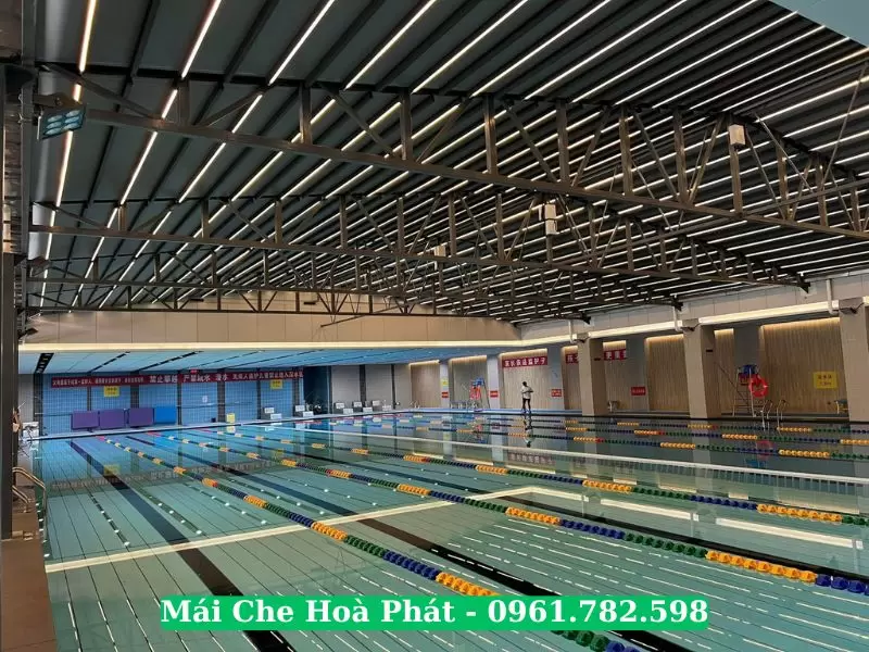 Mái xếp khung nhôm tại bể bơi