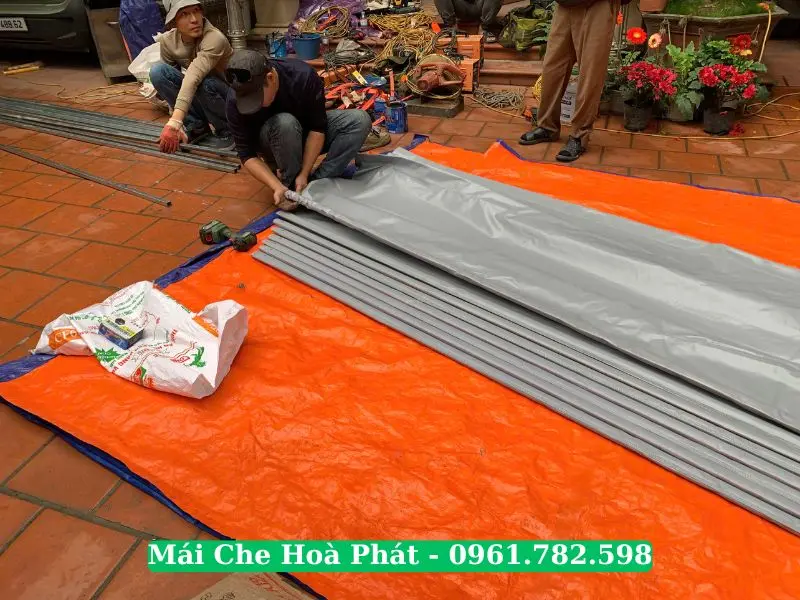 Bạt xanh cam lót sàn thi công