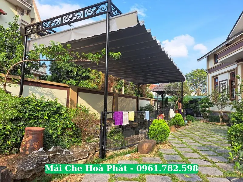 Mái xếp lượn sóng che sân vườn biệt thự