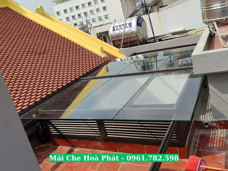 Thi công mái kính che giếng trời