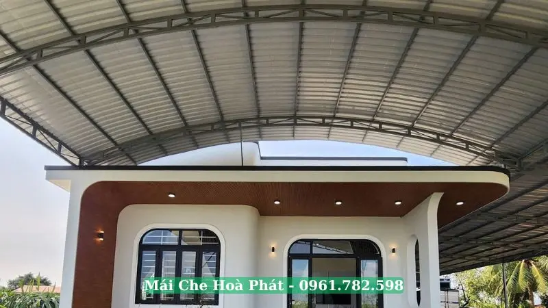 Mái tôn sân trước