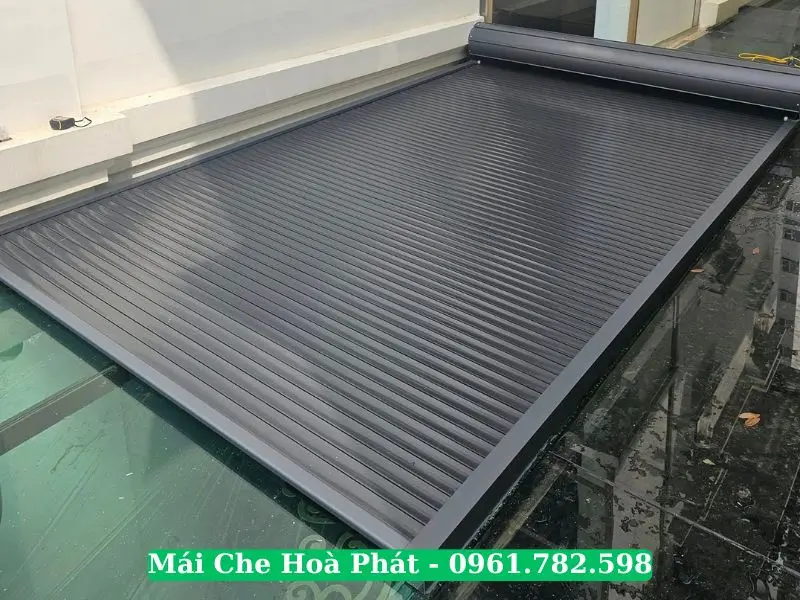 Mái nhôm cuốn che nắng trên mái kính