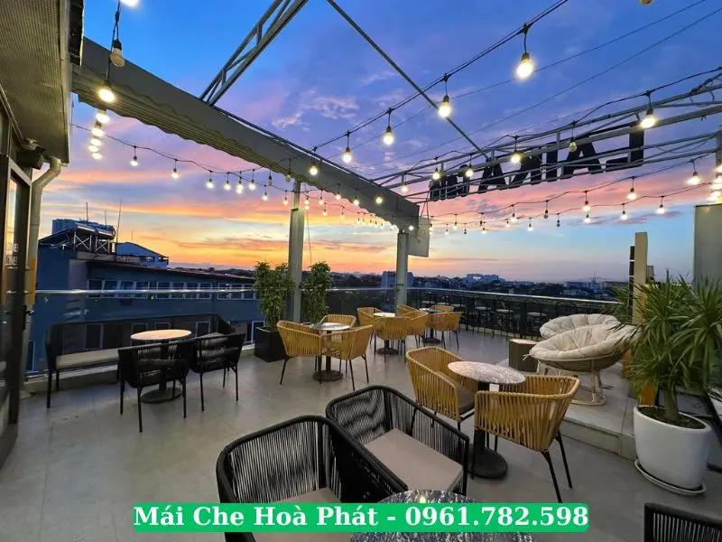 Mái bạt xếp quán cafe sau khi thu gọn