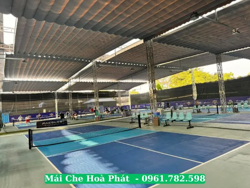 May bạt mái xếp sân pickleball
