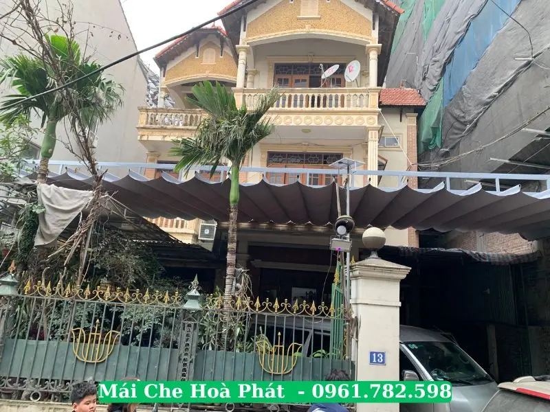 May bạt mái xếp sân vườn