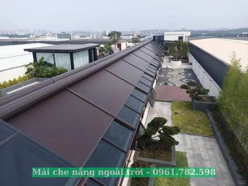 Mái nhôm cuốn trên mái kính