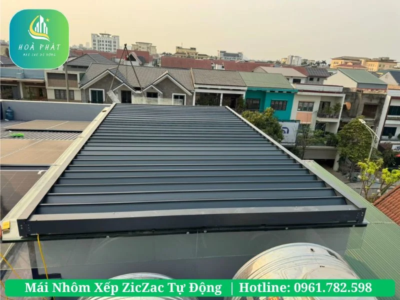 Hệ mái nhôm xếp ziczac che nắng trên mái kính