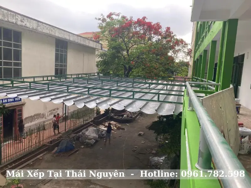 Mái che sân trường tại Thái Nguyên