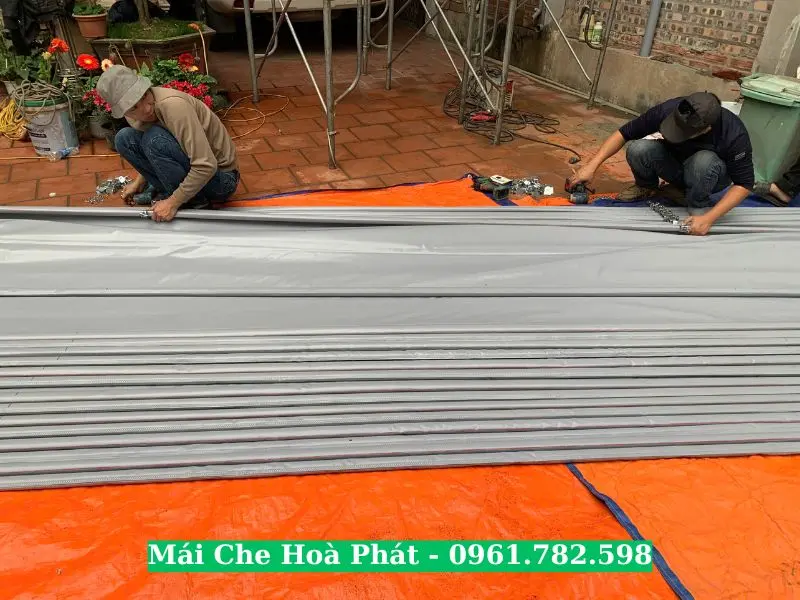 Đội ngũ thợ Hoà Phát thay bạt mái che tại Long Biên